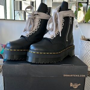 FW 22 Women’s 1460 quad ro Combat boots in black leather, US 6